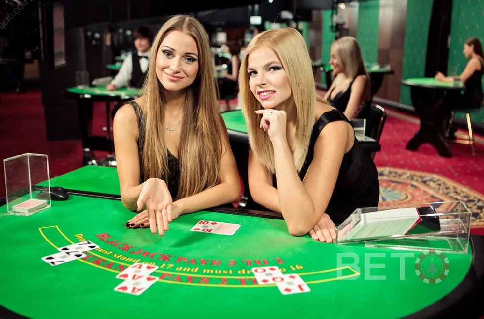 Meja roulette dan dealer dalam suasana kasino live